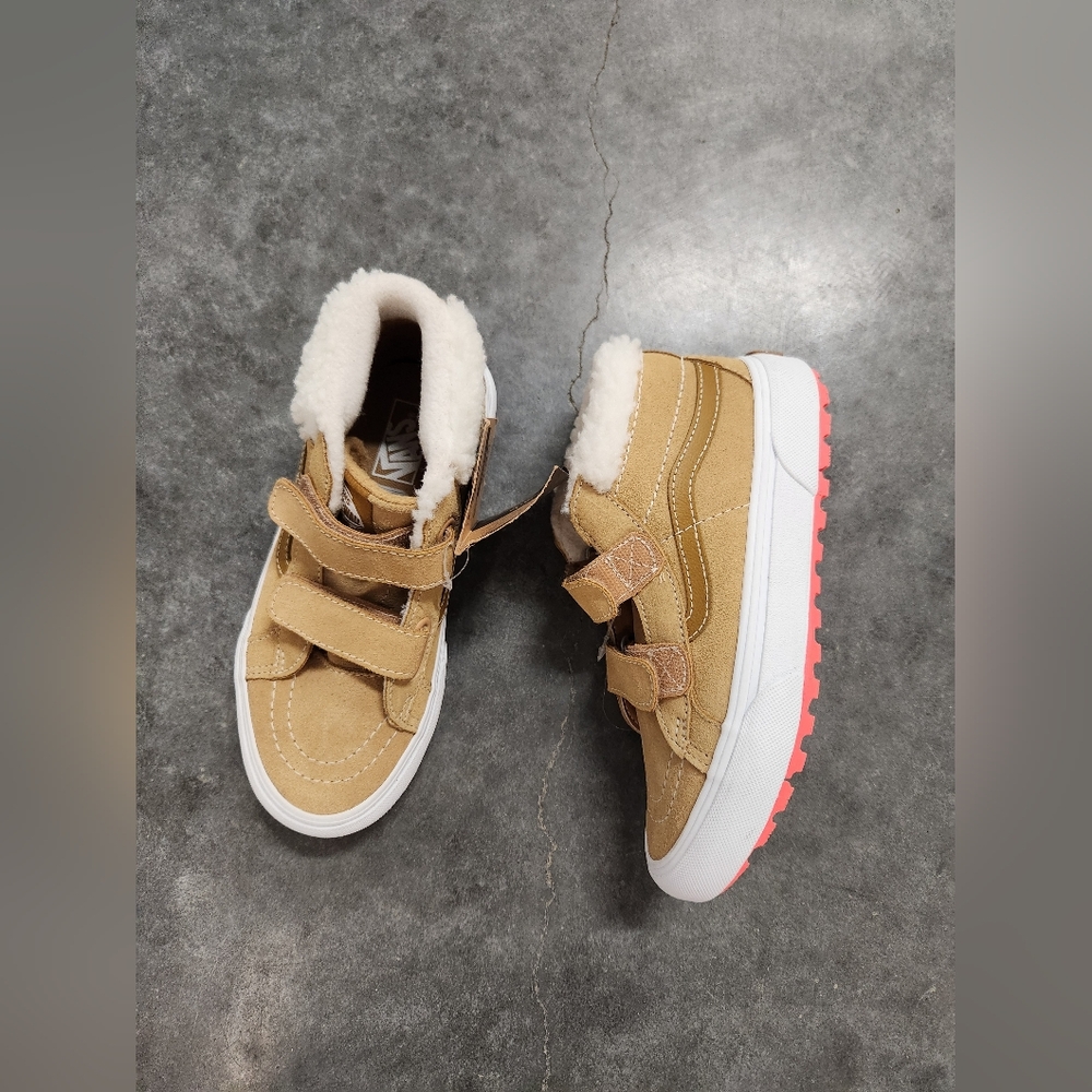 NEW Vans Kids Size 2 Tan Suede Sneakers with White Sherpa Lining
